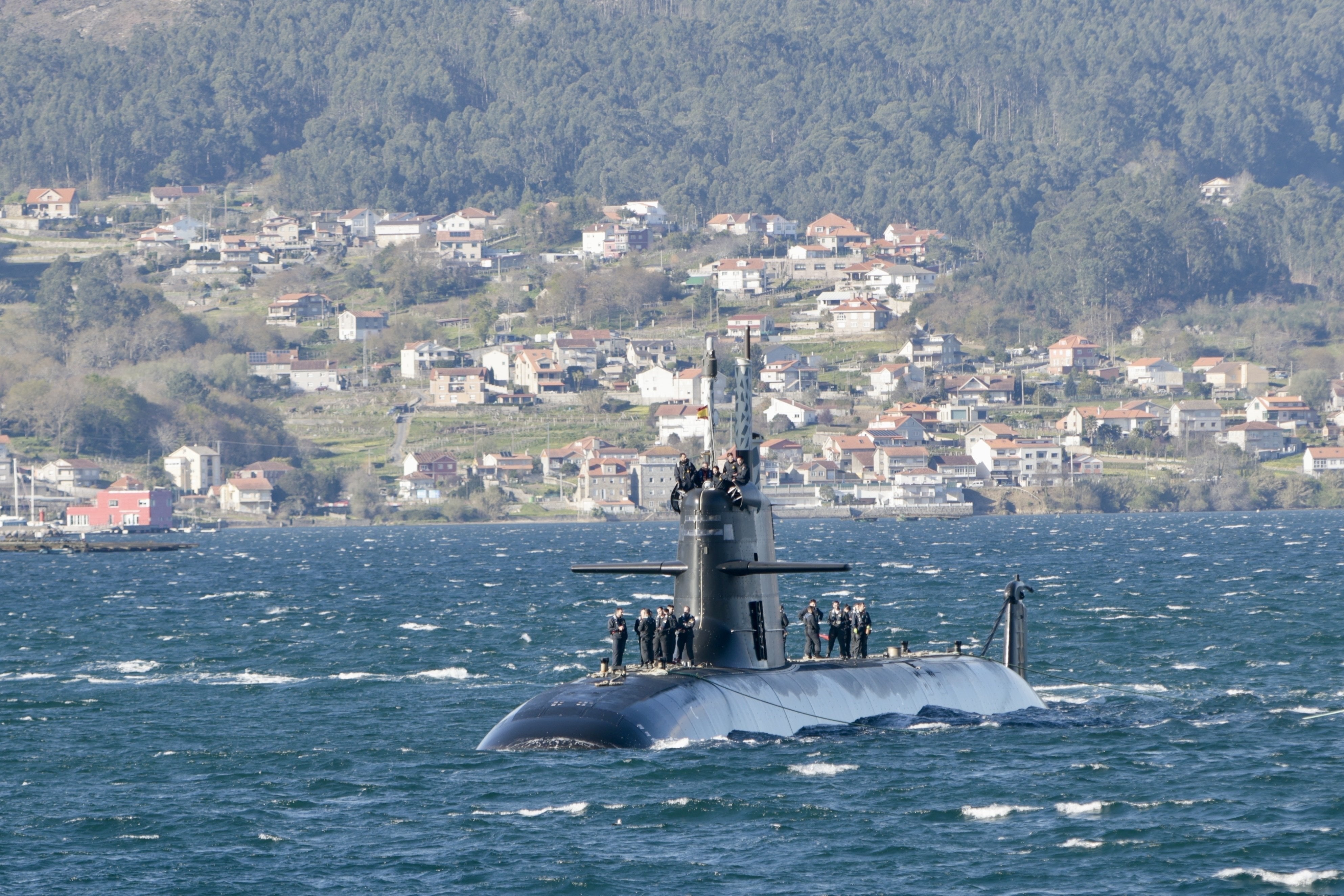 El submarino S-81 llega a Galicia desde Cartagena, en imágenes