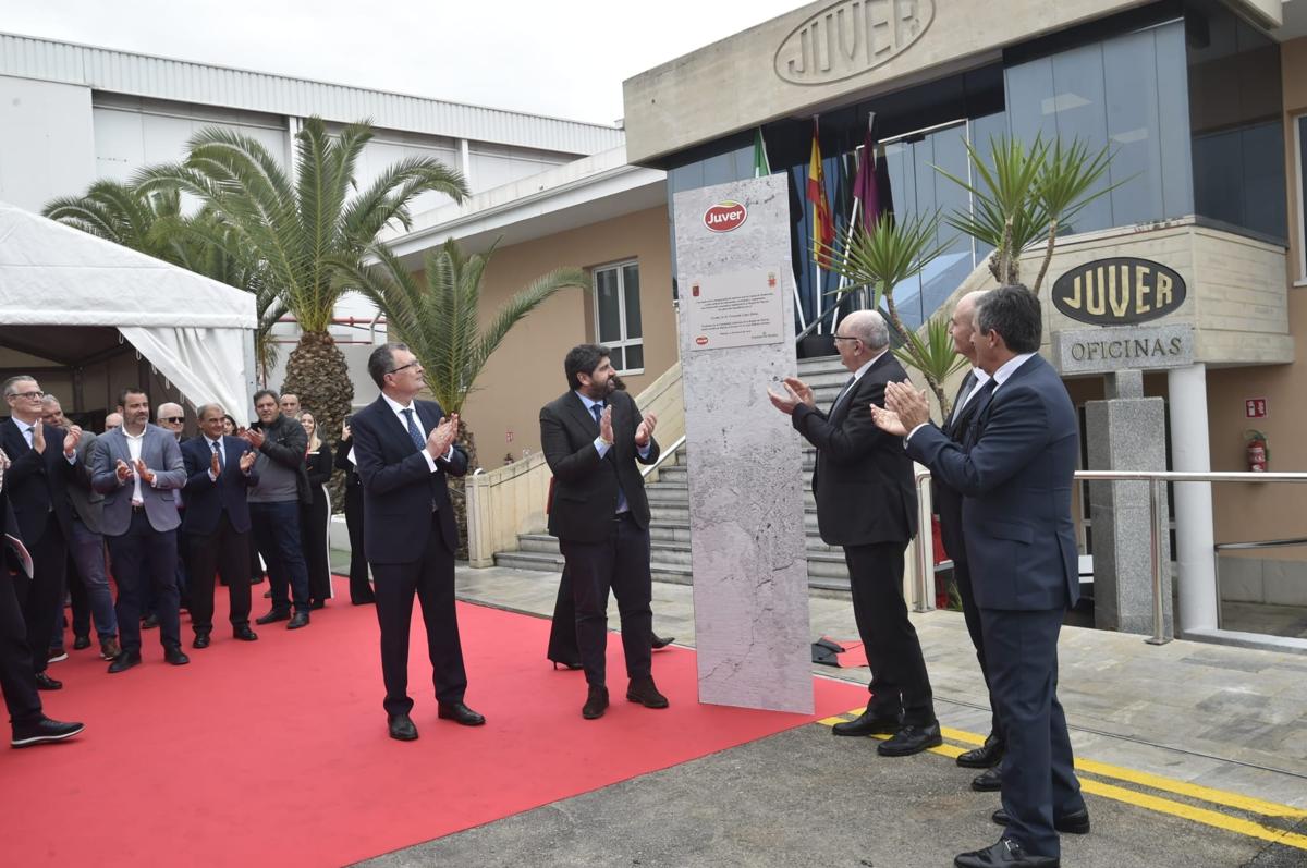 El jefe del Ejecutivo autonómico, Fernando López Miras, junto al alcalde de Murcia, este jueves, en la inauguración.