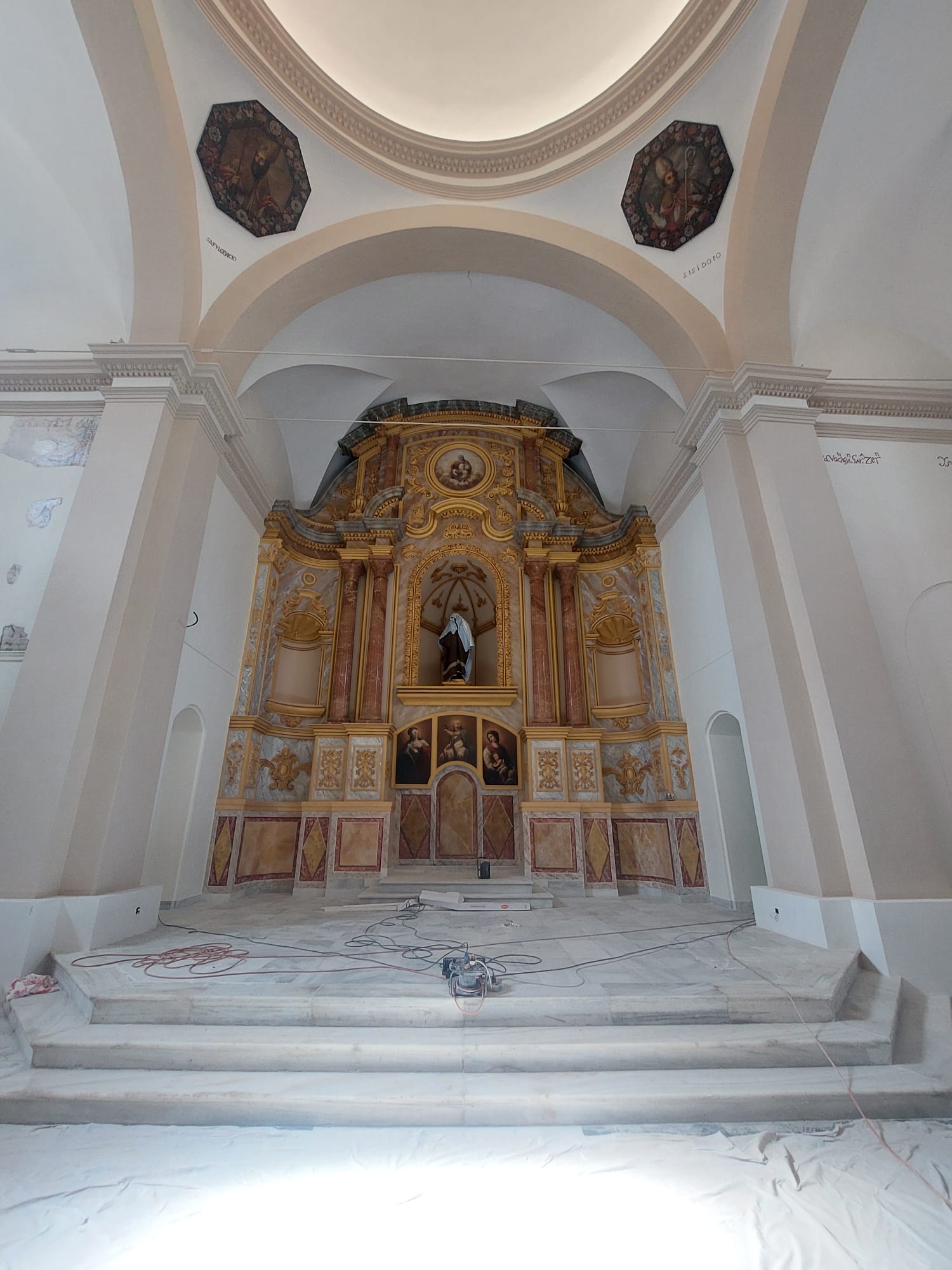 Retablo del altar mayor del templo de San Antonio de Padua y pechinas de la cúpula con la imagen de dos de los santos cartageneros.