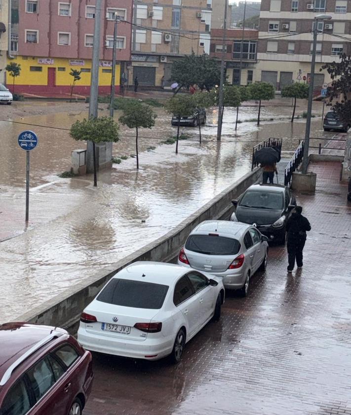 Imagen secundaria 2 - La rambla de Espinardo, anegada, este viernes por la tarde.