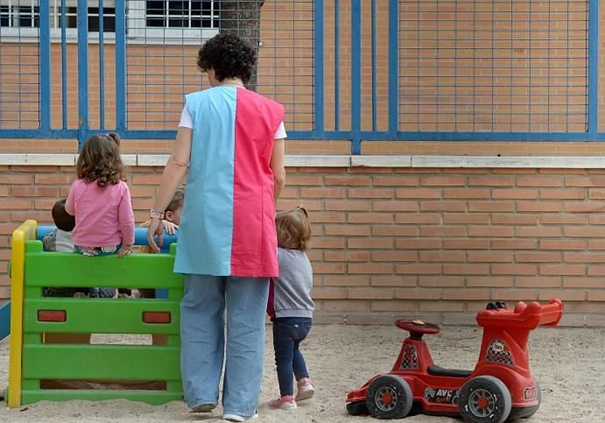 Niños en la escuela infantil Nuestra Señora de la Fuensanta, en Santiago el Mayor, en una imagen de archivo.