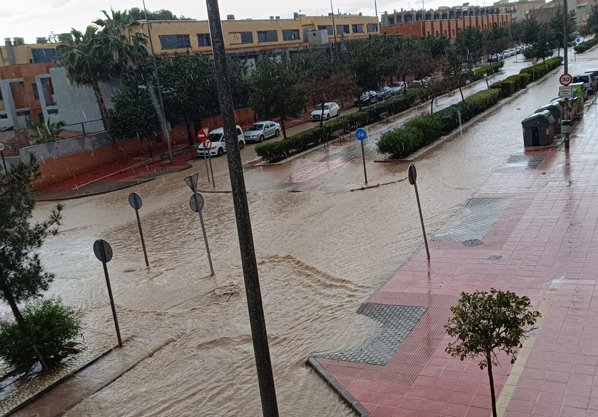 La rambla de Espinardo, anegada por las lluvias.