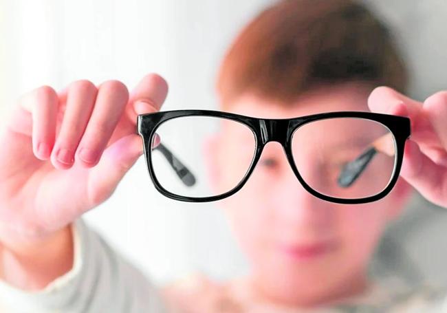 Gafas correctoras empleadas por un niño.