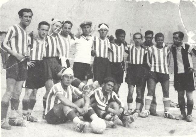 Frimán junto al resto de compañeros del equipo C. D. Alcázares (hacia 1930).