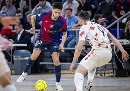 Khalid, del Barça, controla el balón ante Rafa Santos, de ElPozo Murcia Costa Cálida