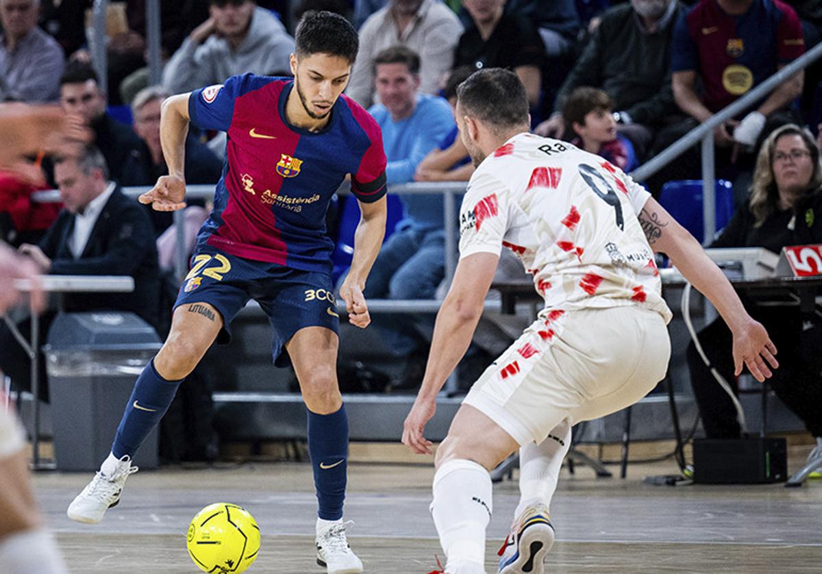 Khalid, del Barça, controla el balón ante Rafa Santos, de ElPozo Murcia Costa Cálida