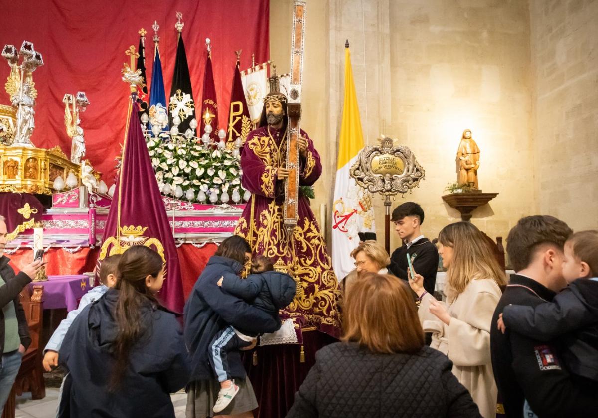 Nuestro Padre Jesús durante la veneración de los alumnos del colegio Oratorio Festivo de San Miguel.