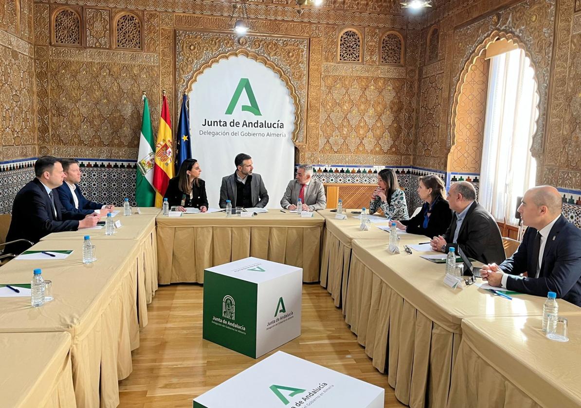 La consejera Sara Rubira en el encuentro con los consejeros de Andalucía y Valencia en Almería para abordar la situación de la pesca en el Mediterráneo y la agricultura en el Levante.