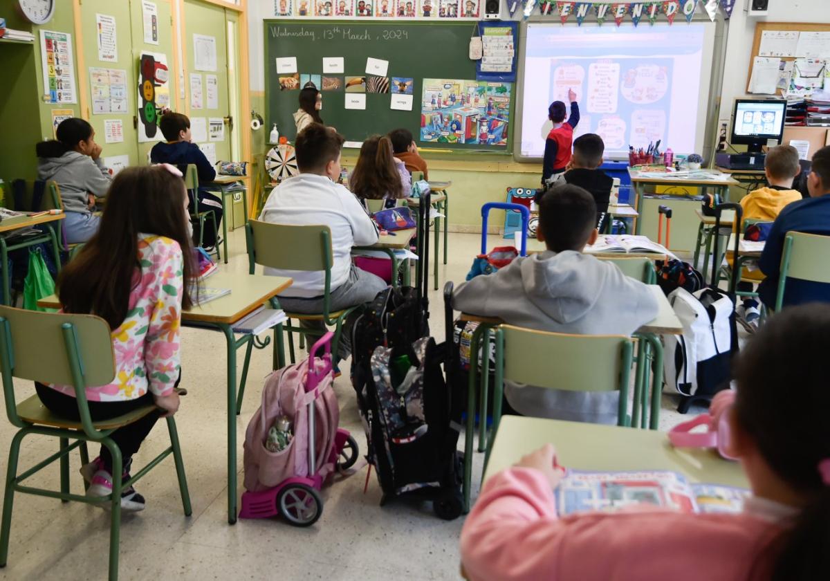 Alumnos del colegio Vicente Medina de la Orilla del Azarbe, de Murcia, en clase de Science.