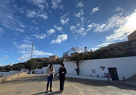 La alcaldesa de Puerto Lumbreras, María de los Ángeles Túnez, y la concejal Toñi Navarro pasean por elconjunto monumental de Medina de Nogalte, Bien de Interés Cultural.