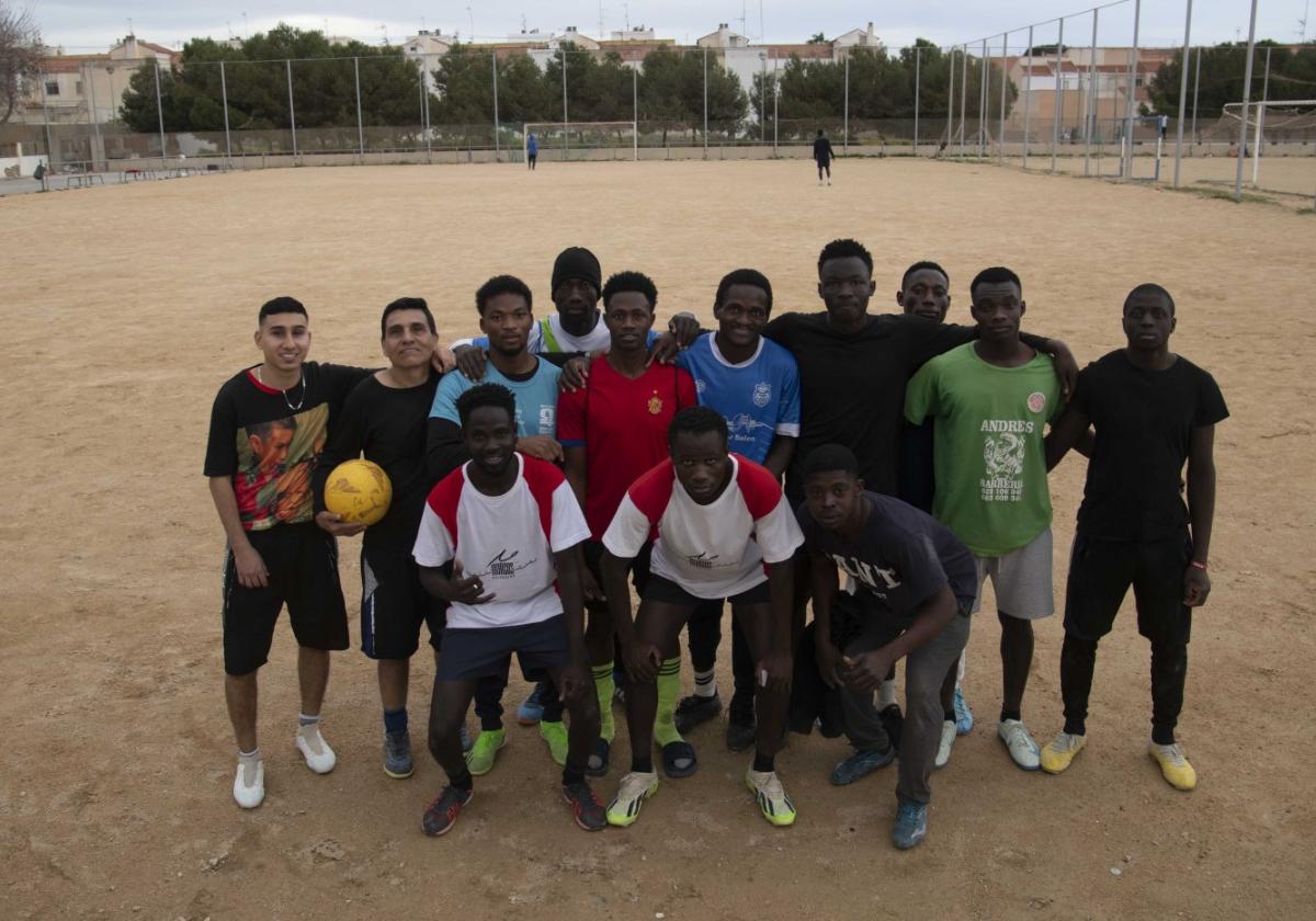 Los colombianos Jairo y Jairo Júnior,junto a varios de los migrantes quecada tarde juegan al fútbol en San Antón.