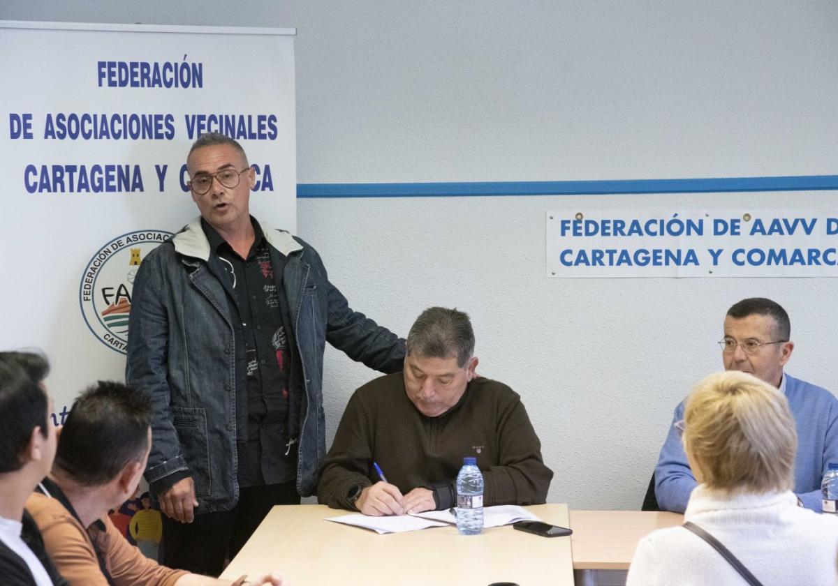 Tomás Sánchez, de pie, interviene tras su reelección, en la sede federativa de Santa Lucía.