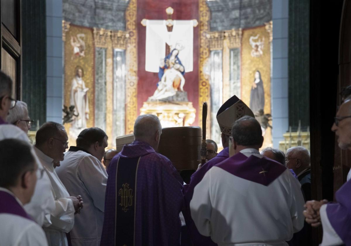 El clero acompaña el féretro de Montesinos, tras el funeral.