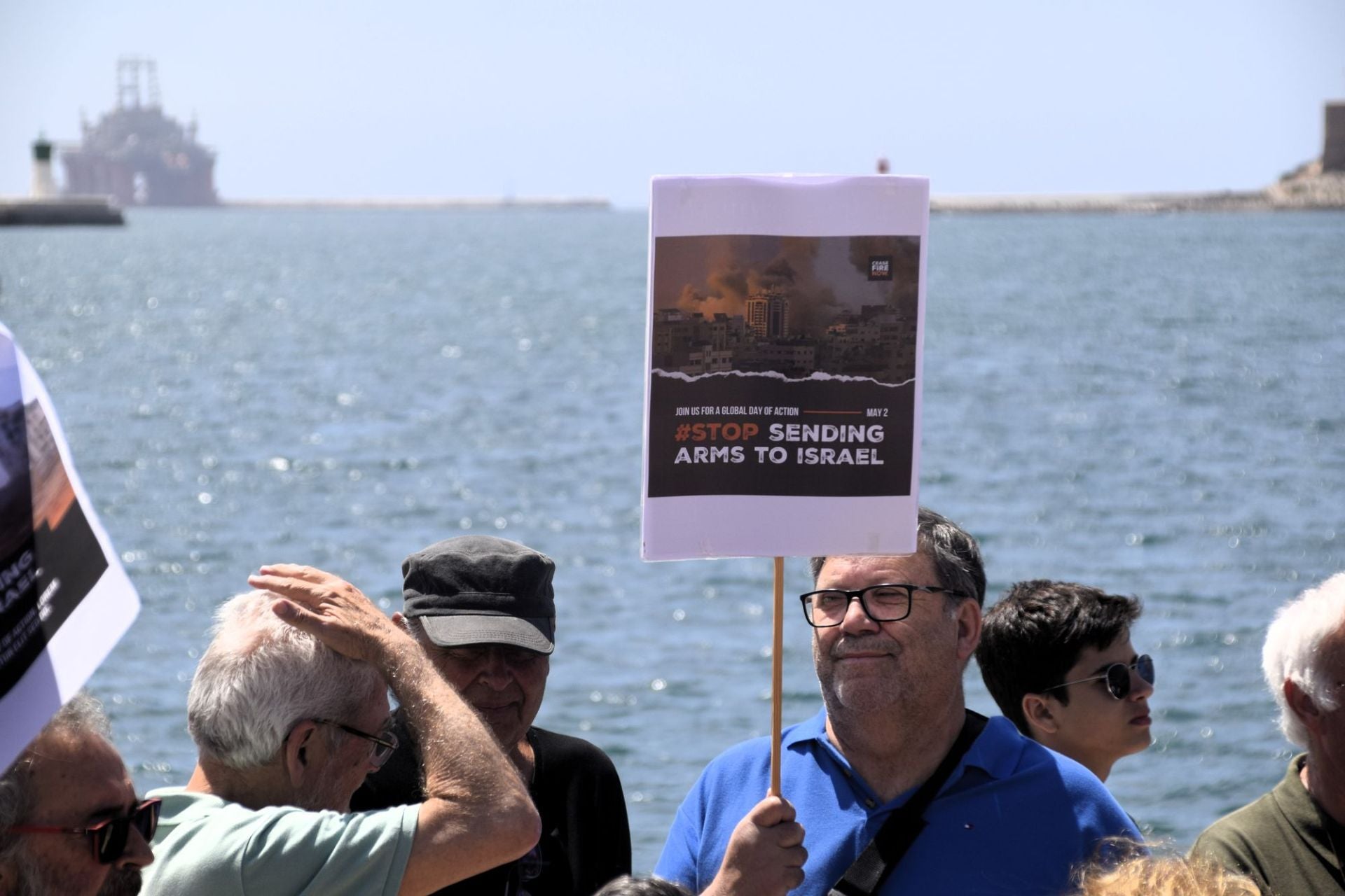 Un grupo de personas protesta en el puerto de Cartagena contra la venta de armas a Israel.