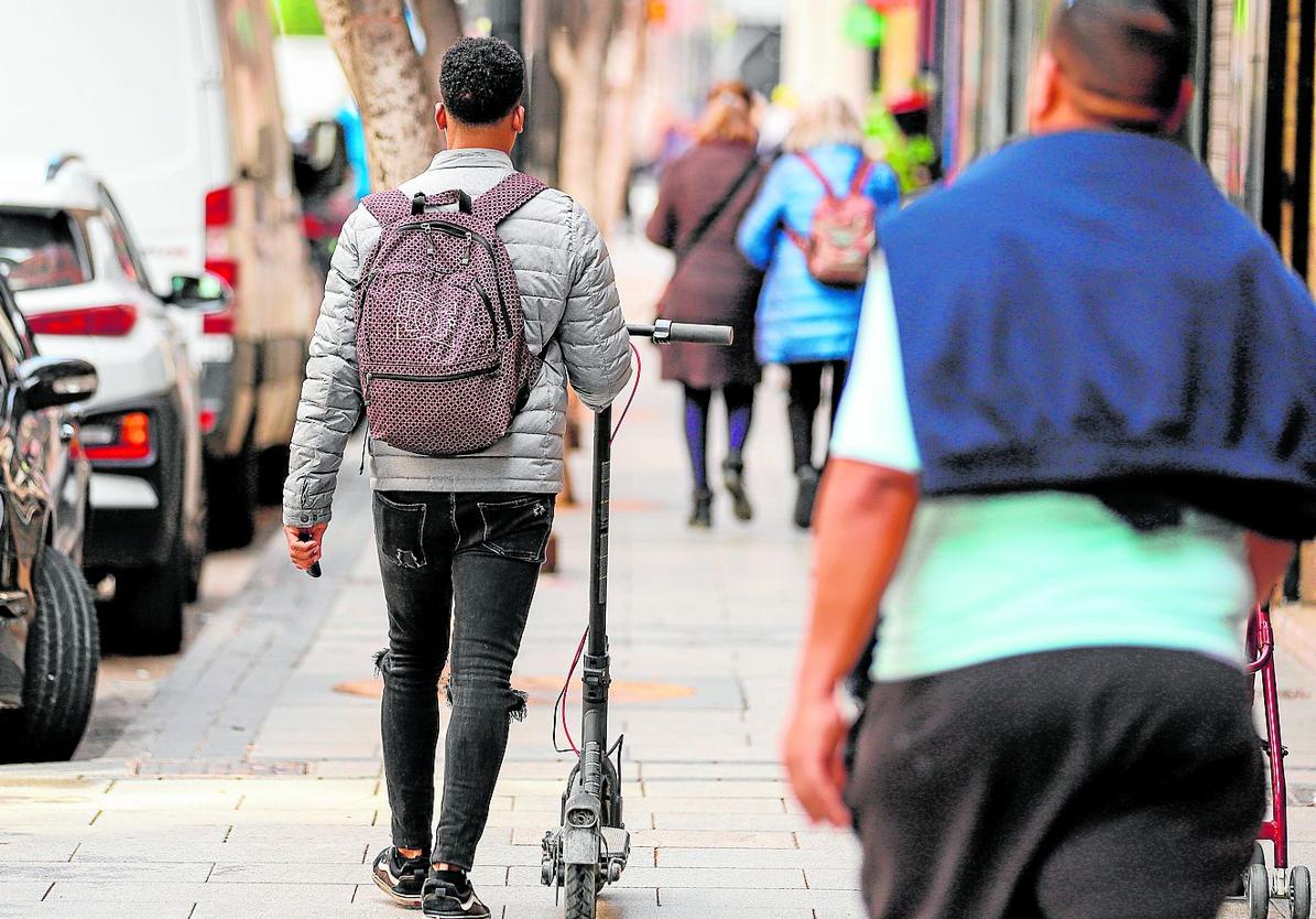 Circular en patinete por la acera y zonas peatonales de Alcantarilla tendrá 200 euros de multa