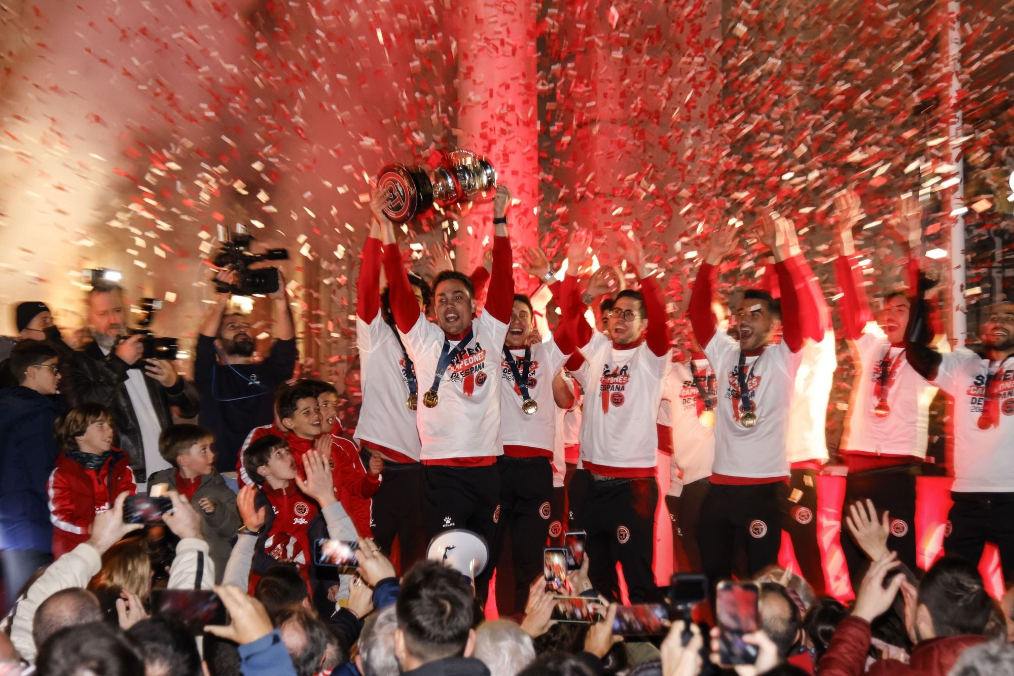 El equipo cartagenero de futbol sala Jimbee Futsal Costa Cálida celebra la victoria de la Copa de España en el Ayuntamiento de Cartagena