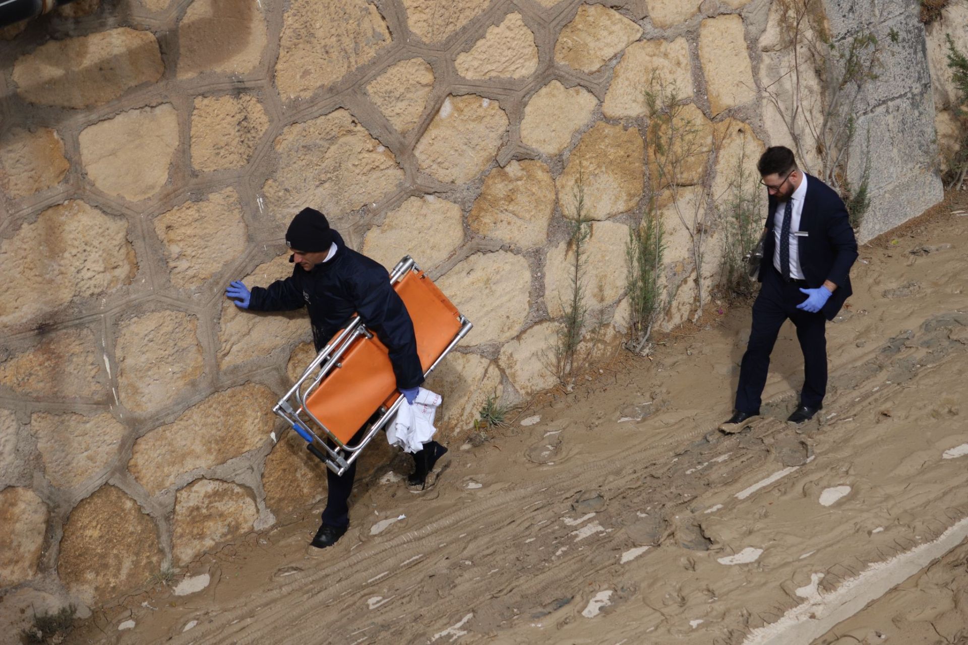 El rescate de un cadáver en aguas del río Segura, en imágenes