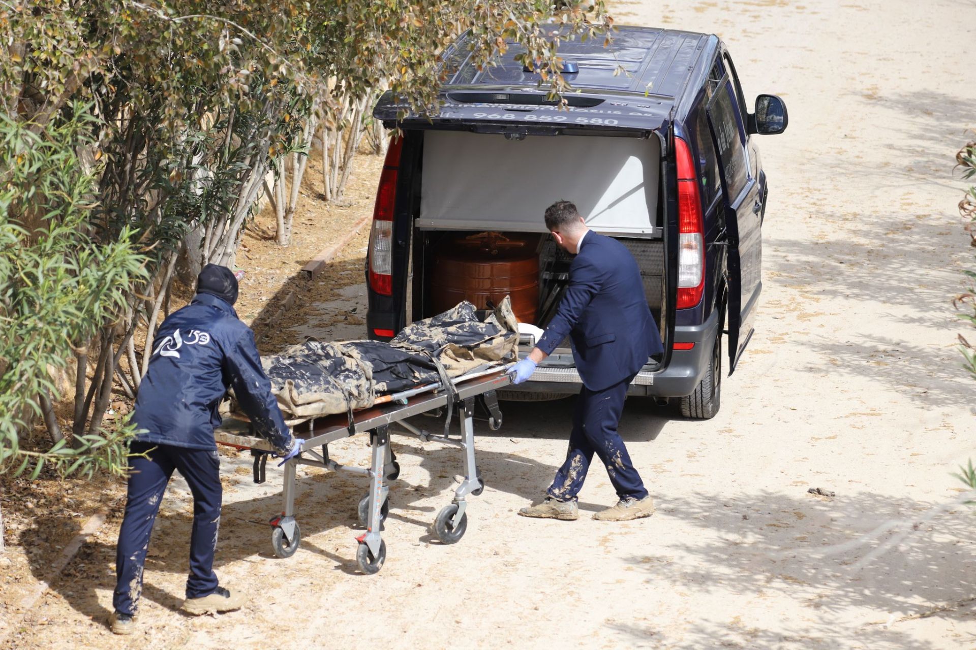 El rescate de un cadáver en aguas del río Segura, en imágenes