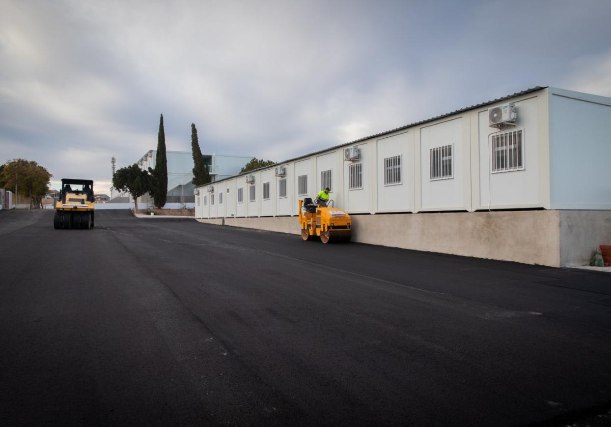 Operarios municipales reasfaltan el solar de la calle Níspero.