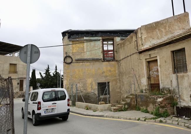 Edificio del Molino Armero; a través de la ventana se aprecian las vigas instaladas y la falta de cubierta.