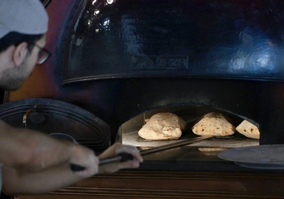 Preparación de la masa de los saltimboccas de Mano a Mano.