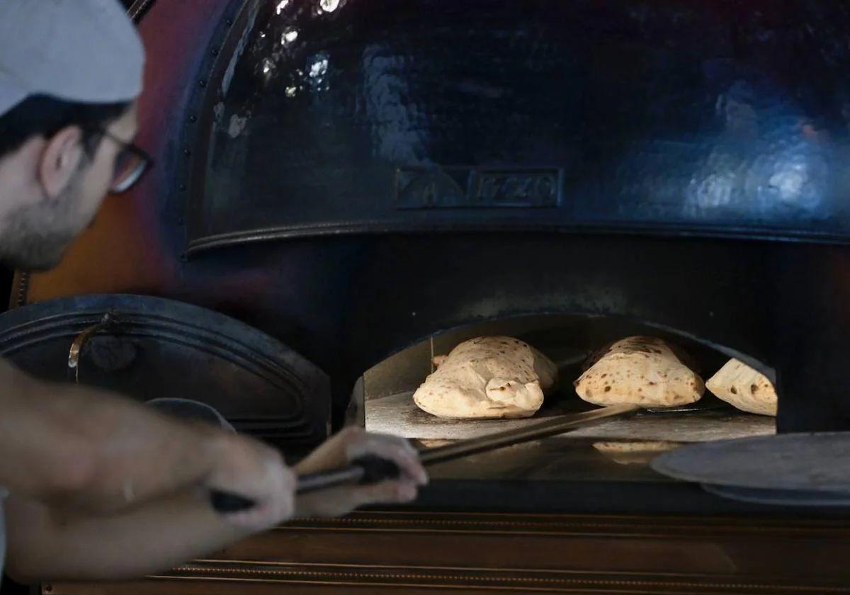 Preparación de la masa de los saltimboccas de Mano a Mano.