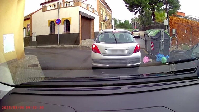 Arrojan una bolsa de basura a una calle de Cartagena