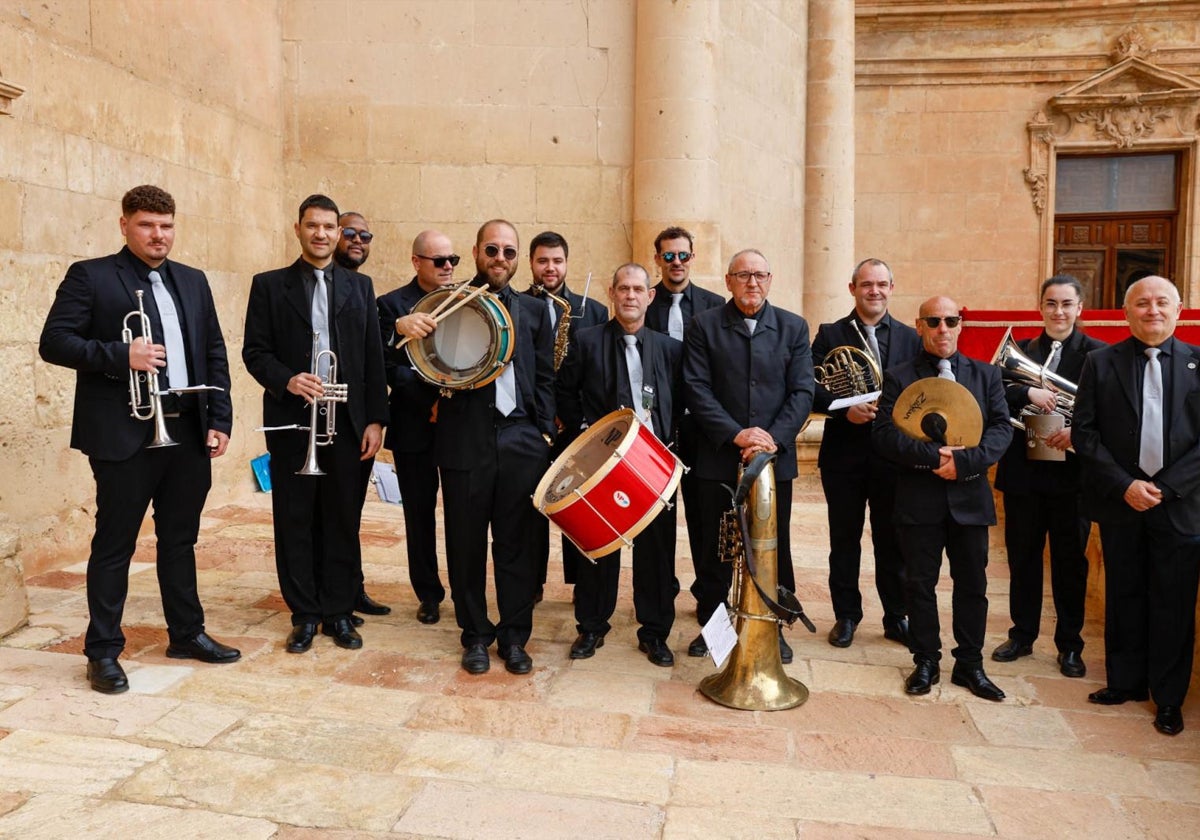 Los músicos de la nueva banda y su director (d) durante el acto del día de San Patricio.