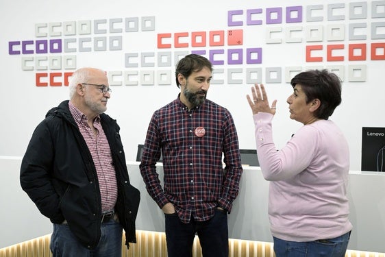 Julio Pujalte (CC OO), José David Caravaca (USO) y Encarna Sánchez (UGT), en la rueda de prensta de este lunes para denunciar el bloqueo del convenio del transporte.