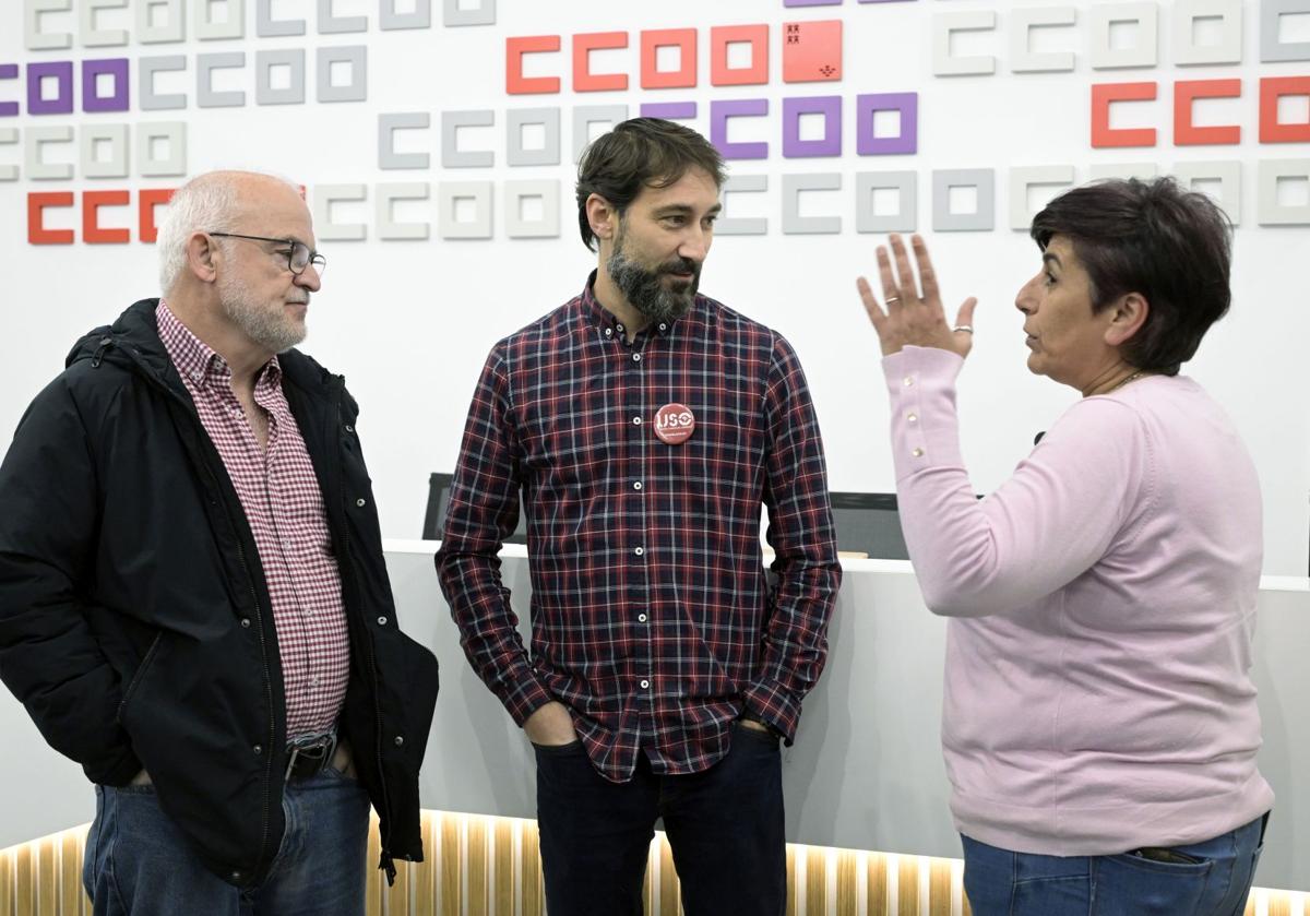 Julio Pujalte (CC OO), José David Caravaca (USO) y Encarna Sánchez (UGT), en la rueda de prensta de este lunes para denunciar el bloqueo del convenio del transporte.