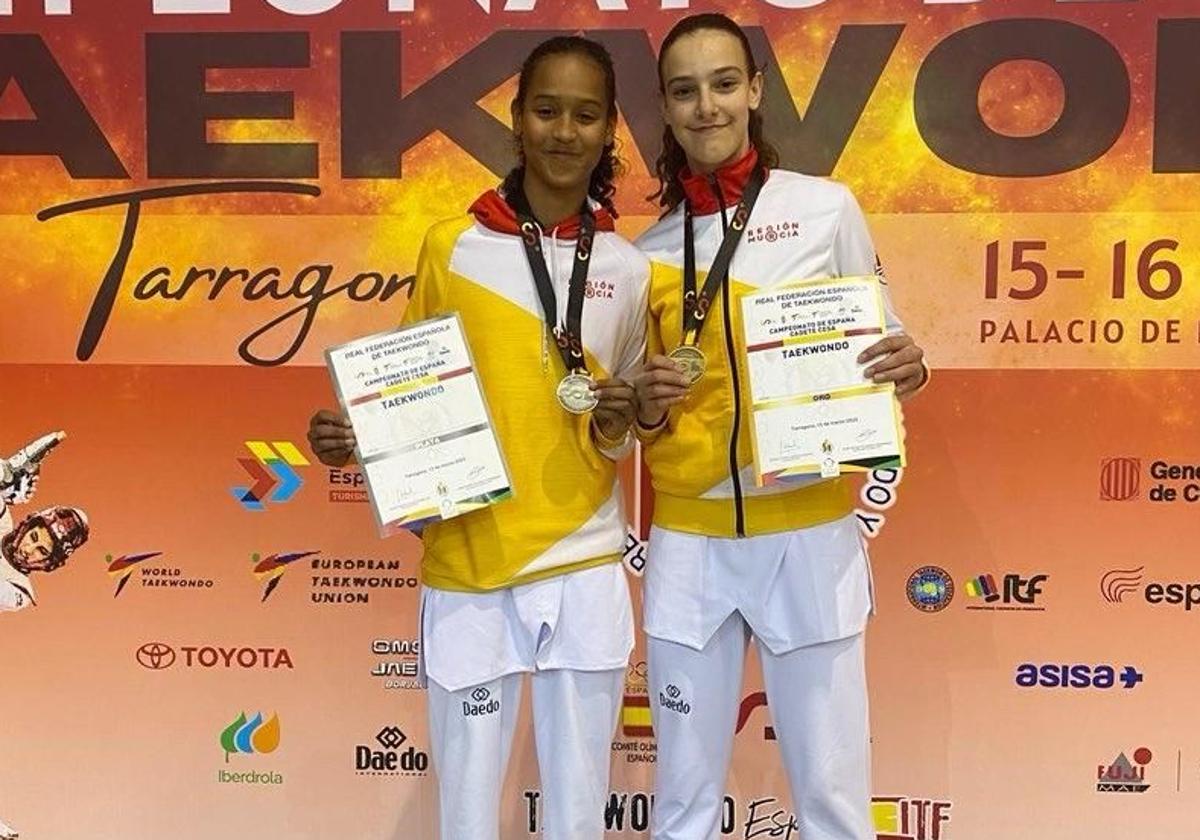 Awa Aw Ortuño y Africa Pereñíguez, con sus medallas de platas y oro logradas en el Nacional.