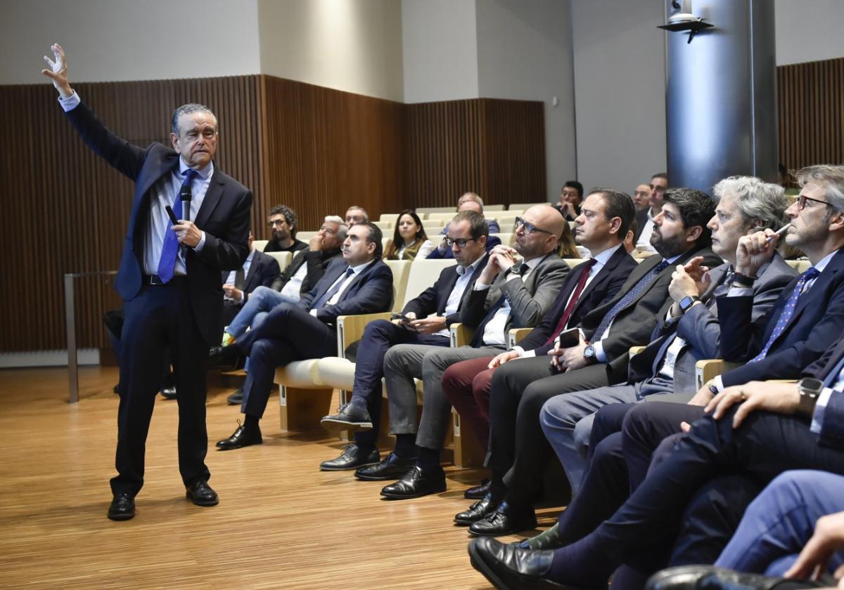 El catedrático de Economía Aplicada, Andrés Pedreño, durante su exposición, ayer, en el foro 'En Futuro'.