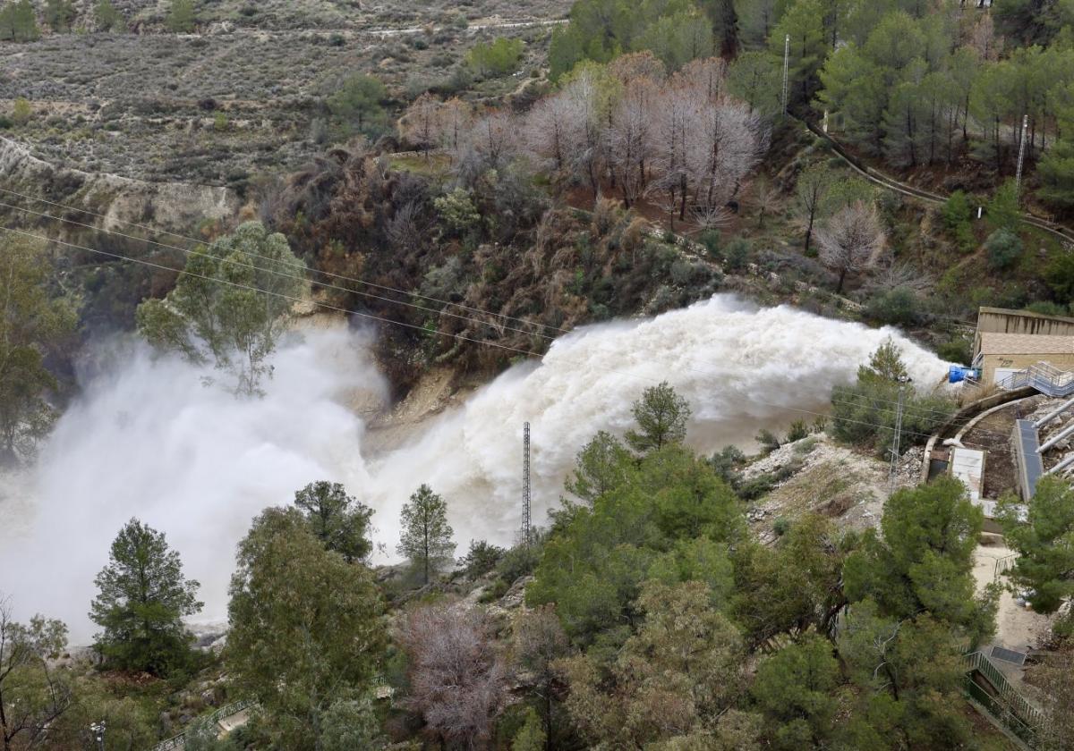 El embalse de La Cierva desagua tras las lluvias caídas en la comarca del Noroeste.