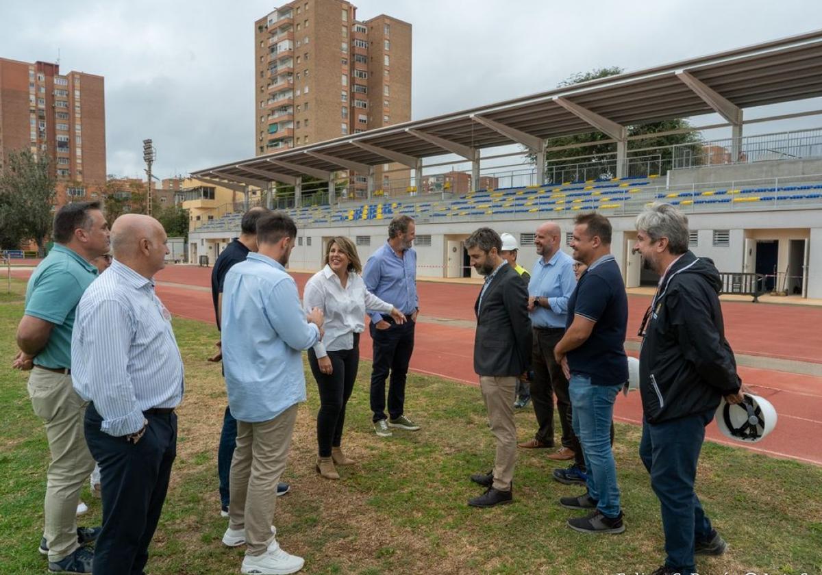 Visita institucional al nuevo edificio con gradas techadas de la pista de atletismo de Cartagena.