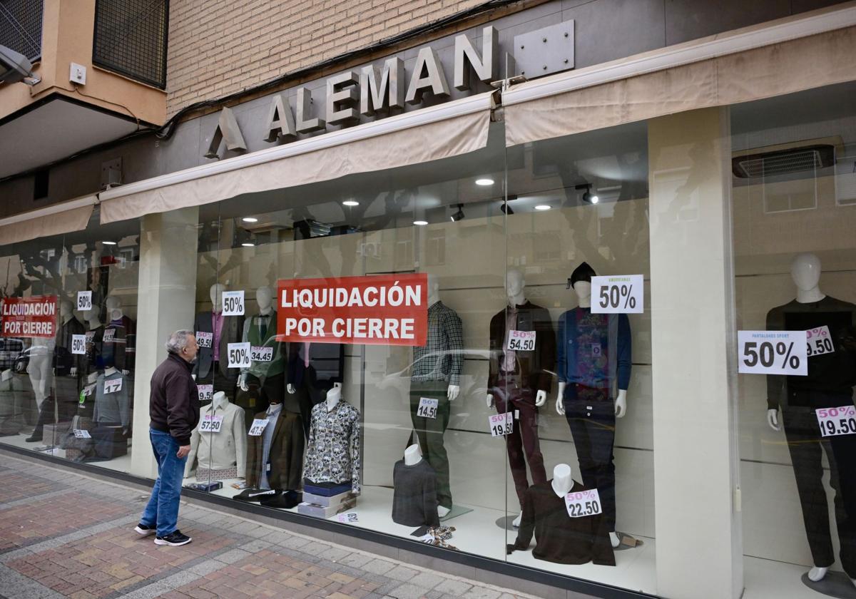 El escaparate de la tienda 'Alemán' en Torre de Romo.