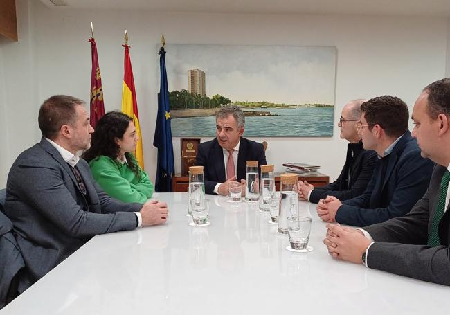 Un momento del encuentro de los representantes de las universidades y el consejero, este martes.