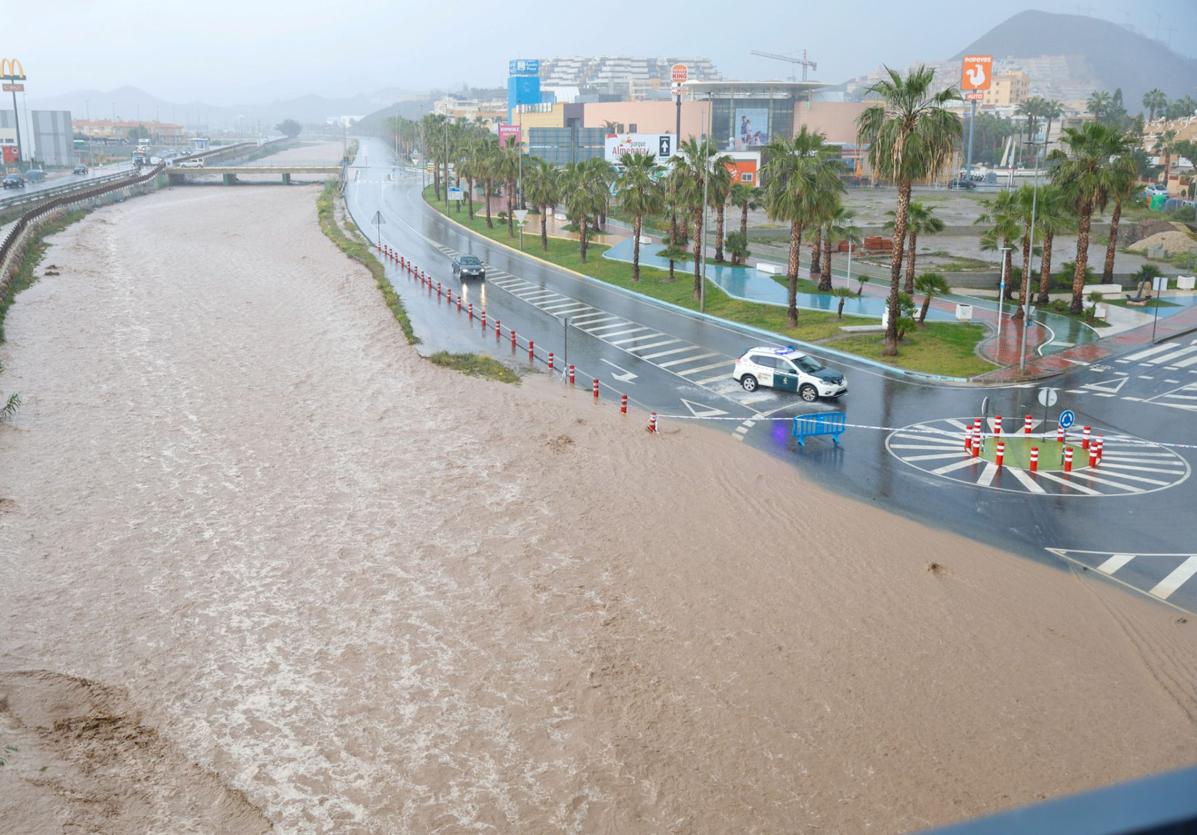 Las rambla de Las Culebras de Águilas, desbordada ante las intensas lluvias caídas este martes.