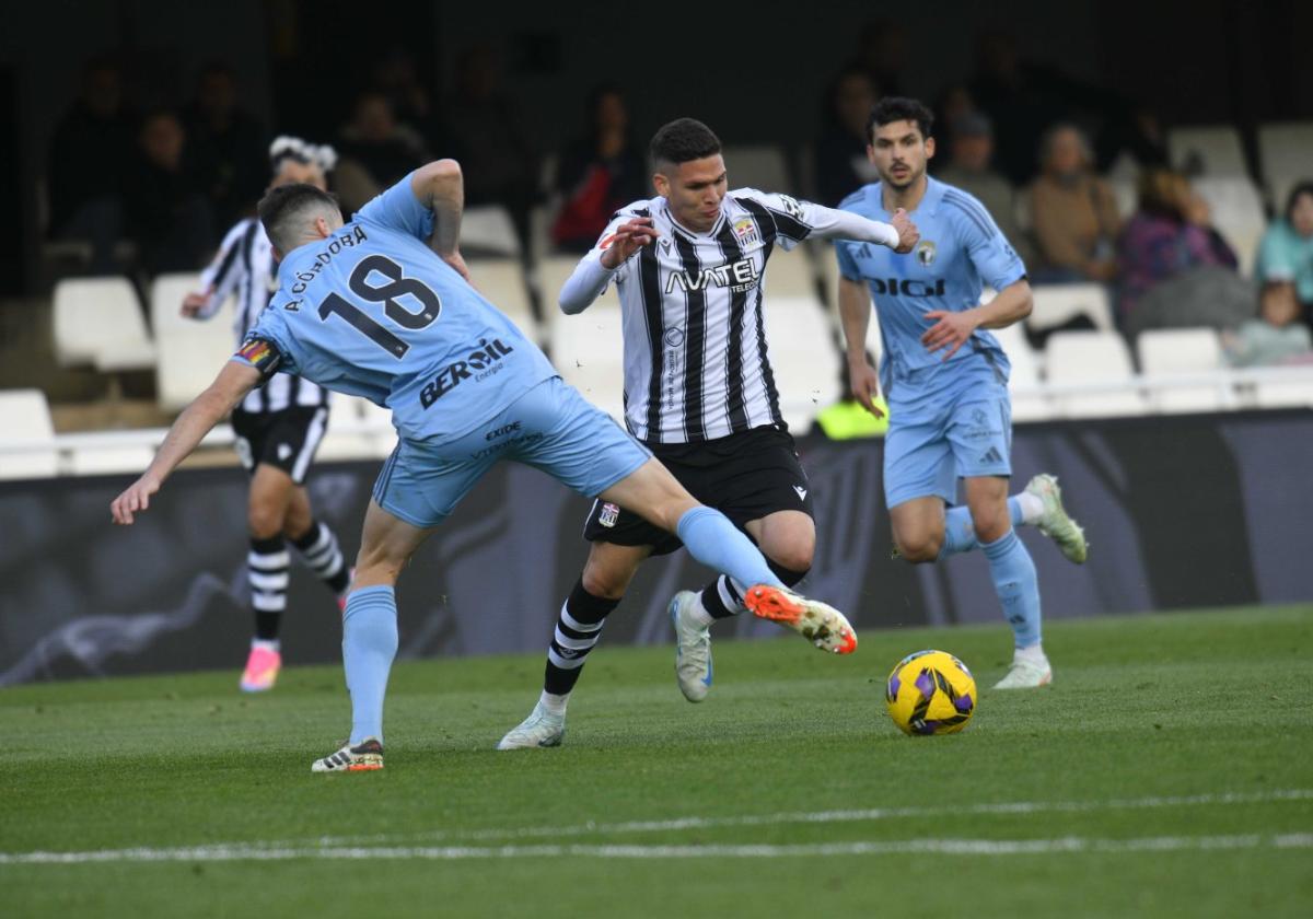 El atacante colombiano Daniel Luna, cedido por el Mallorca, recorta en el vértice del área al defensa del Burgos Aitor Córdoba.