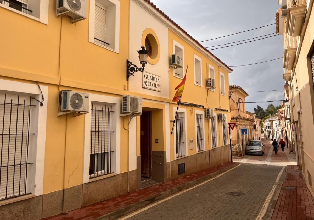 Fachada principal del cuartel de la Guardia Civil de Alhama, en la calle Larga.