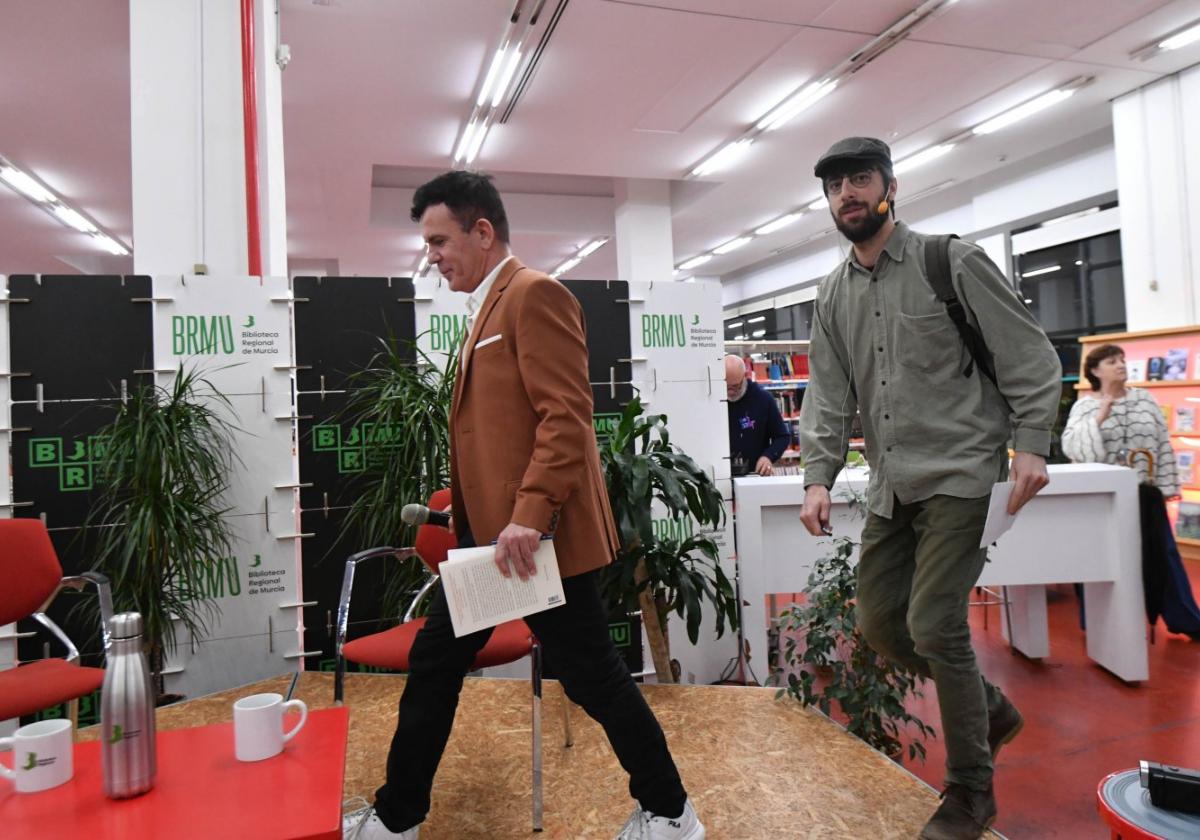 El periodista Gregorio León y el escritor David Uclés conversaron ayer en la Biblioteca Regional de Murcia.