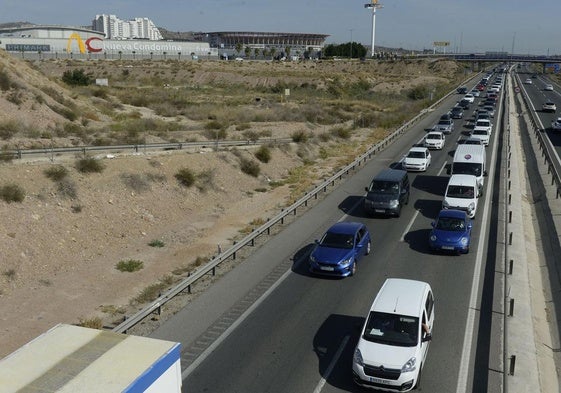 Atasco de tráfico en la autovía A-7 junto a Nueva Condomina.