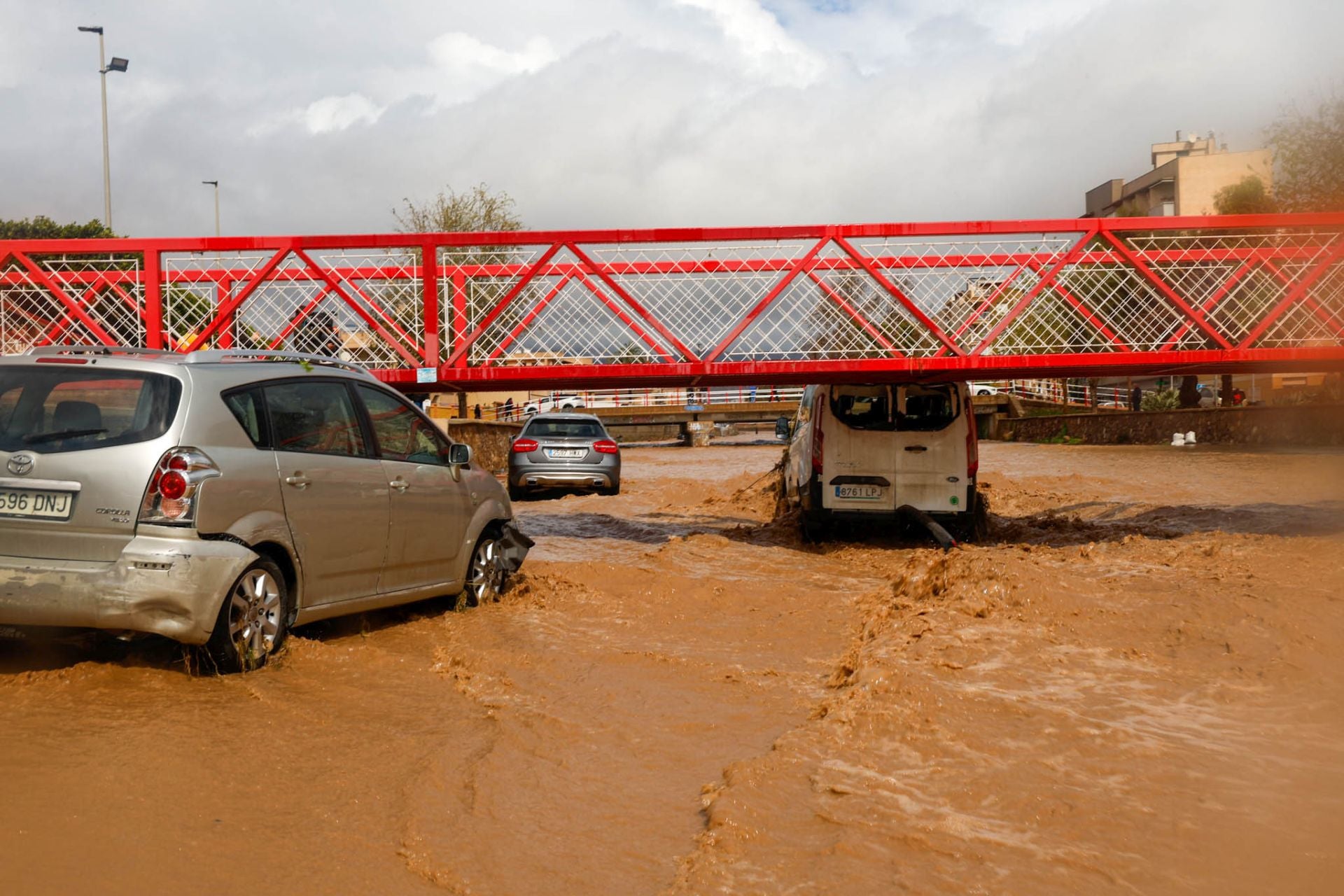 Coches arrastrados por la fuerza del agua en Águilas el pasado martes.