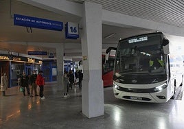 Usuarios de la línea interurbana Murcia-Cartagena, en la estación de autobuses de la capital, días atrás.