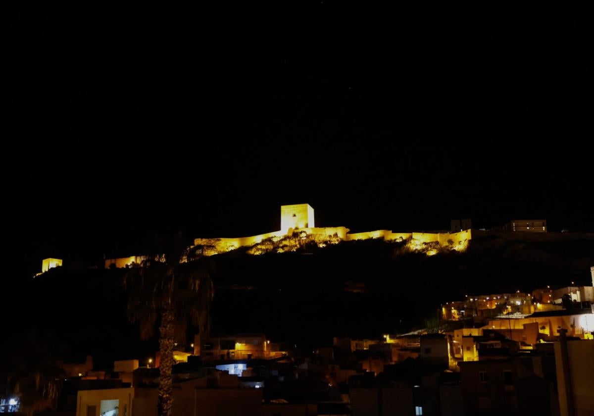 Iluminación nocturna de la fortaleza medieval, que será mejorada y ampliada.