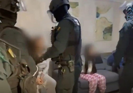 Agentes de la Policía Nacional y de la Guardia Civil, durante el arresto.