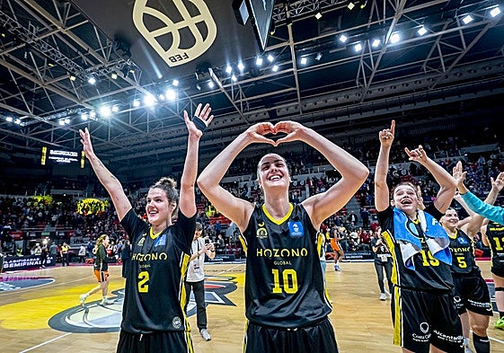 Las jugadoras del Jairis celebran el triunfo.