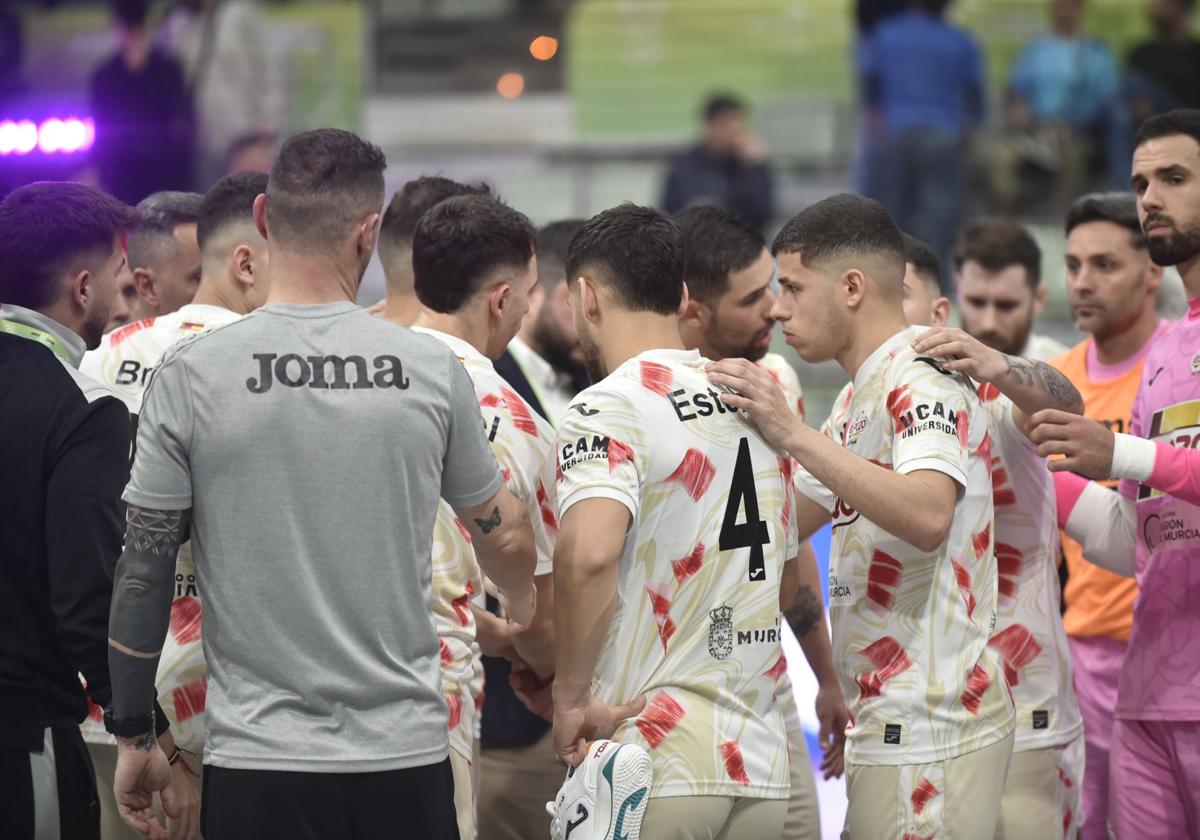 Los jugadores de ElPozo, decepcionados tras la derrota, hacen un corrillo al finalizar el partido.