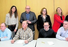La directora general Miriam Pérez, los responsables de Fundown Pedro Martínez y Rosario Peñalver y la consejera Conchita Martínez, con varios usuarios de la fundación.