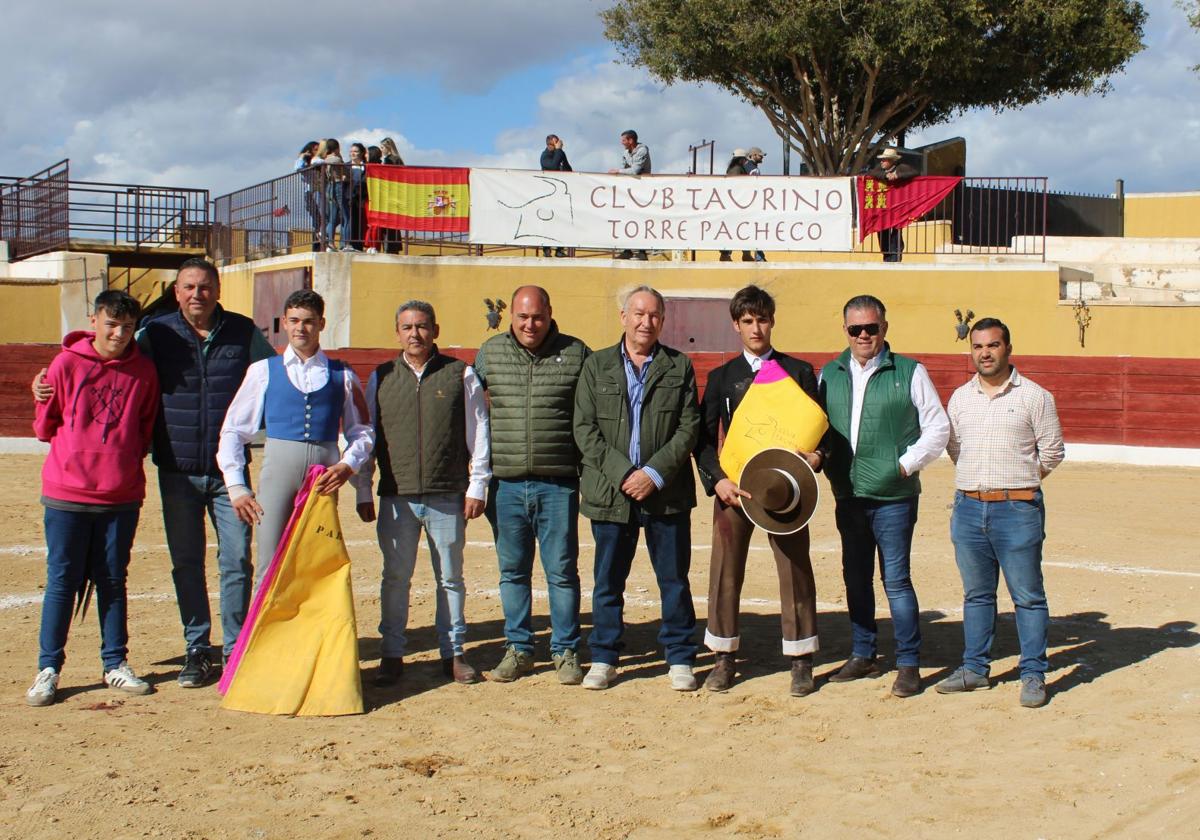 Antonio Aparicio, con el premio del capote al ganador, junto a David Pardo y la Junta Directiva del CT de Torre Pacheco.