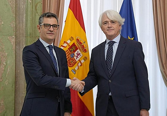 Félix Bolaños, ministro de la Presidencia, Justicia y Relaciones con las Cortes, y Salvador González, presidente de la Abogacía Española, este viernes.